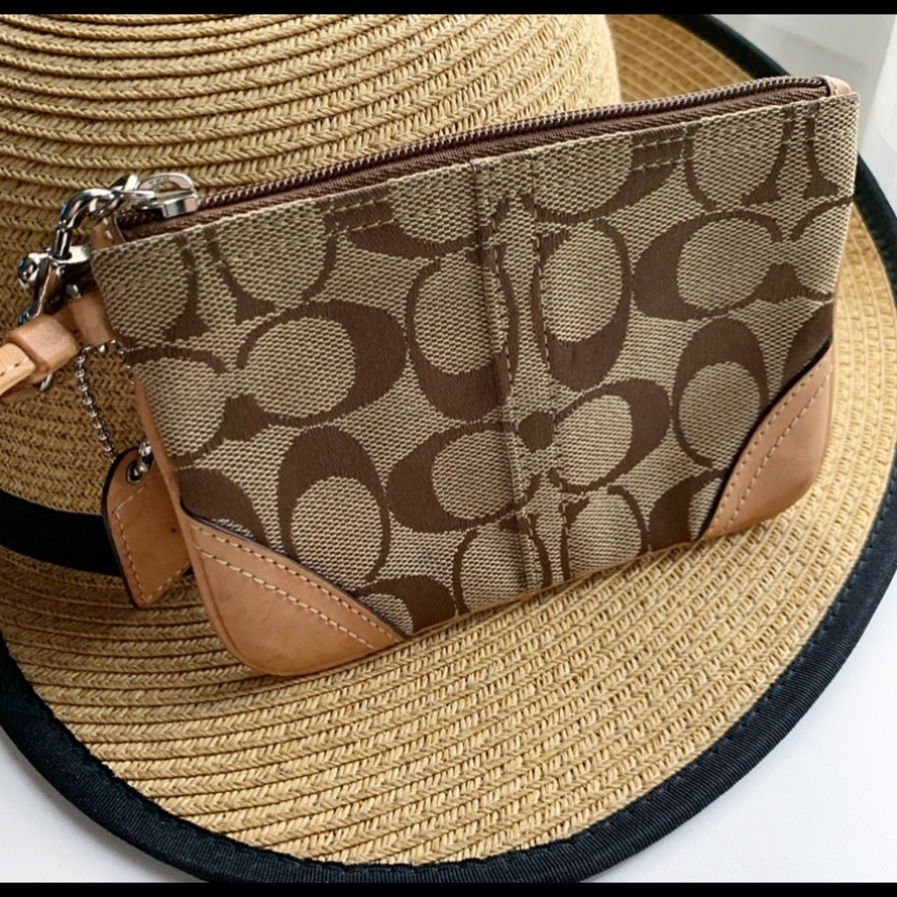 Signature “C” Coach Wristlet 🤩 - Picture 4 of 6